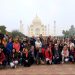 Her iki grup da Taj Mahal önünde